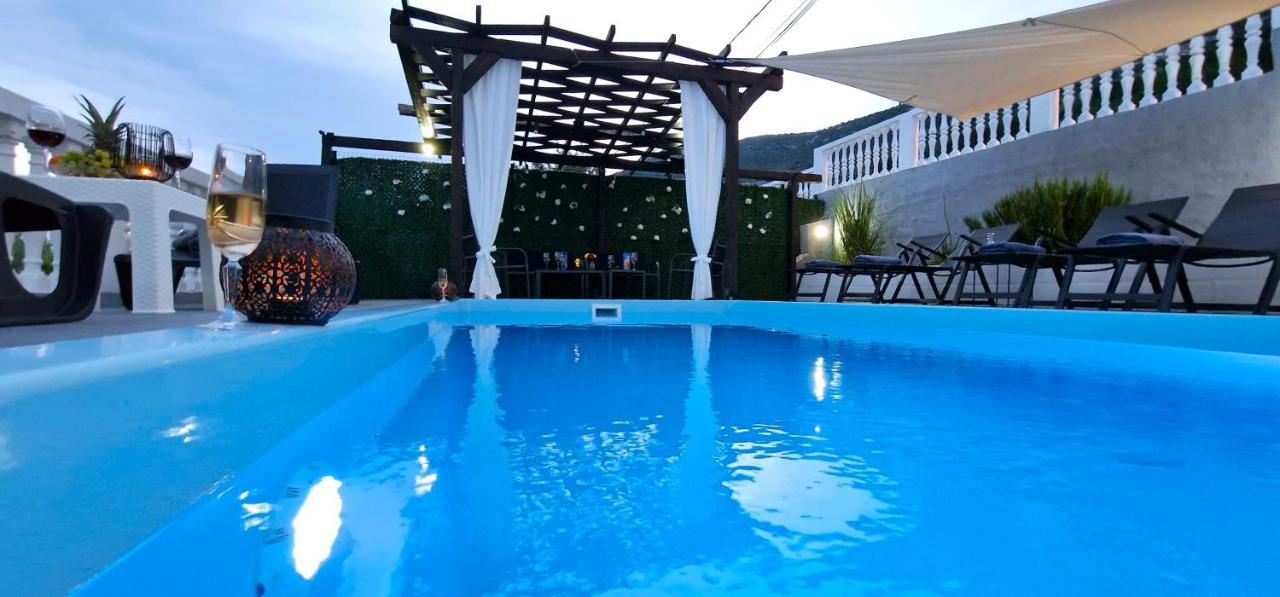Sunny Holiday House With Pool Kaštela Exterior foto