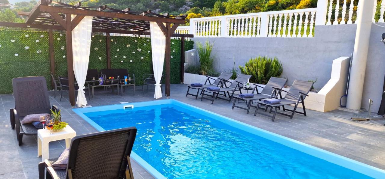 Sunny Holiday House With Pool Kaštela Exterior foto