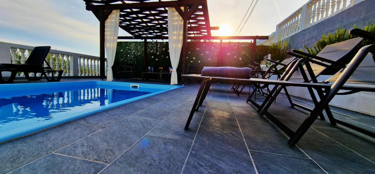 Sunny Holiday House With Pool Kaštela Exterior foto