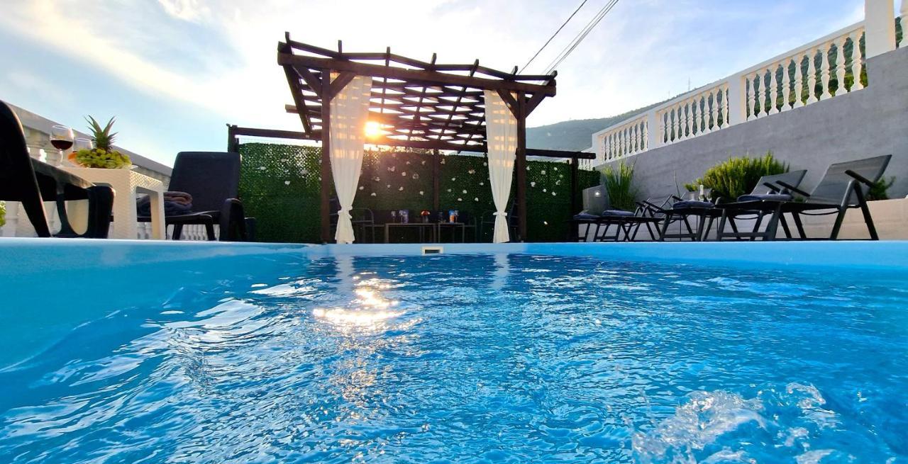Sunny Holiday House With Pool Kaštela Exterior foto