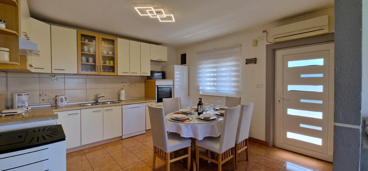 Sunny Holiday House With Pool Kaštela Exterior foto